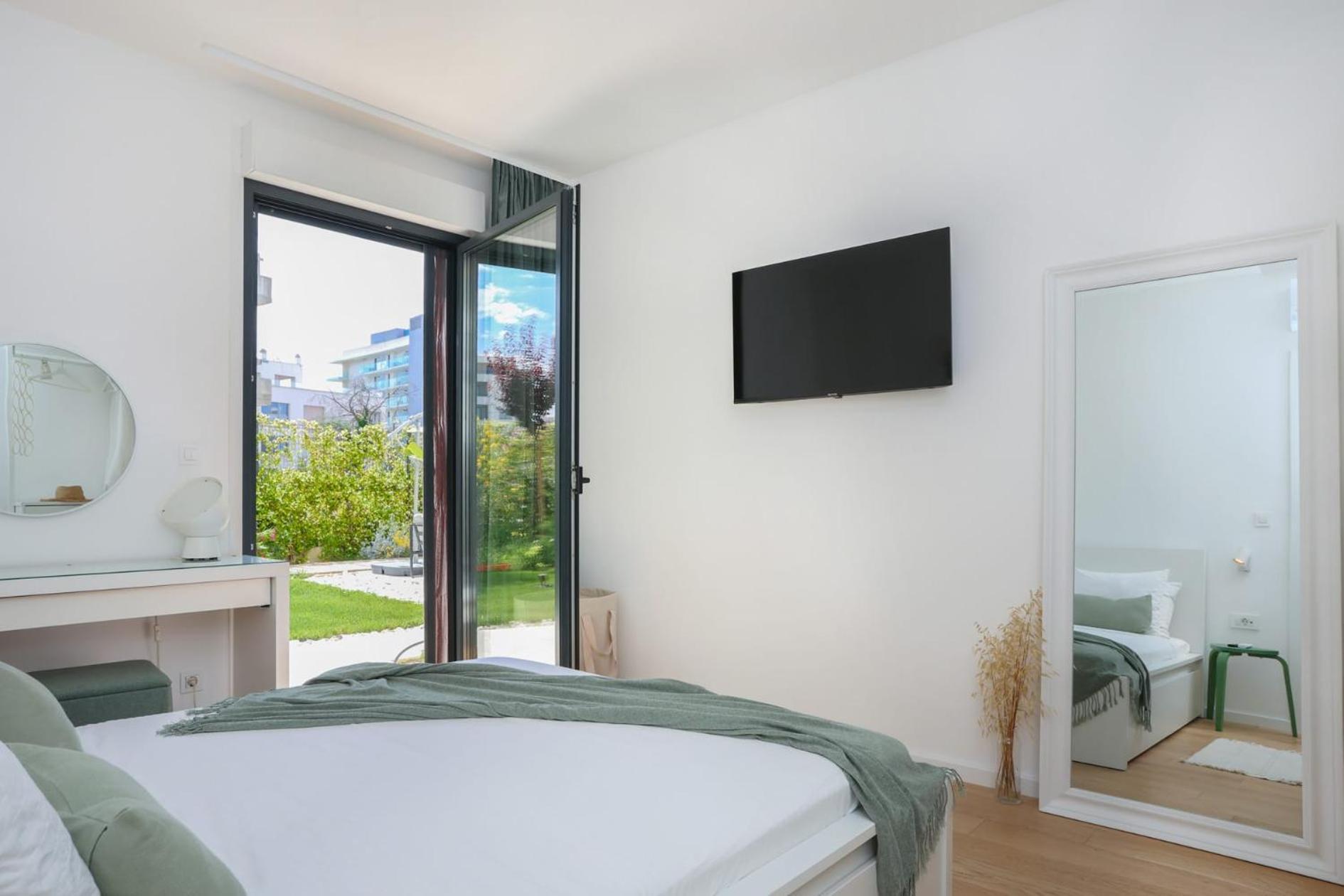 Apartment With Private Pool Split Eksteriør bilde